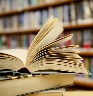 Otwarta książka w bibliotece