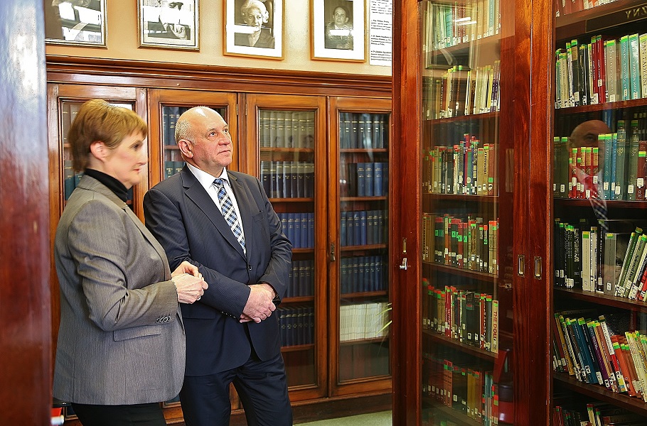 Wizyta Konsula Generalnego RP Krzysztofa Grzelczyka w Bibliotece Polskiej POSK