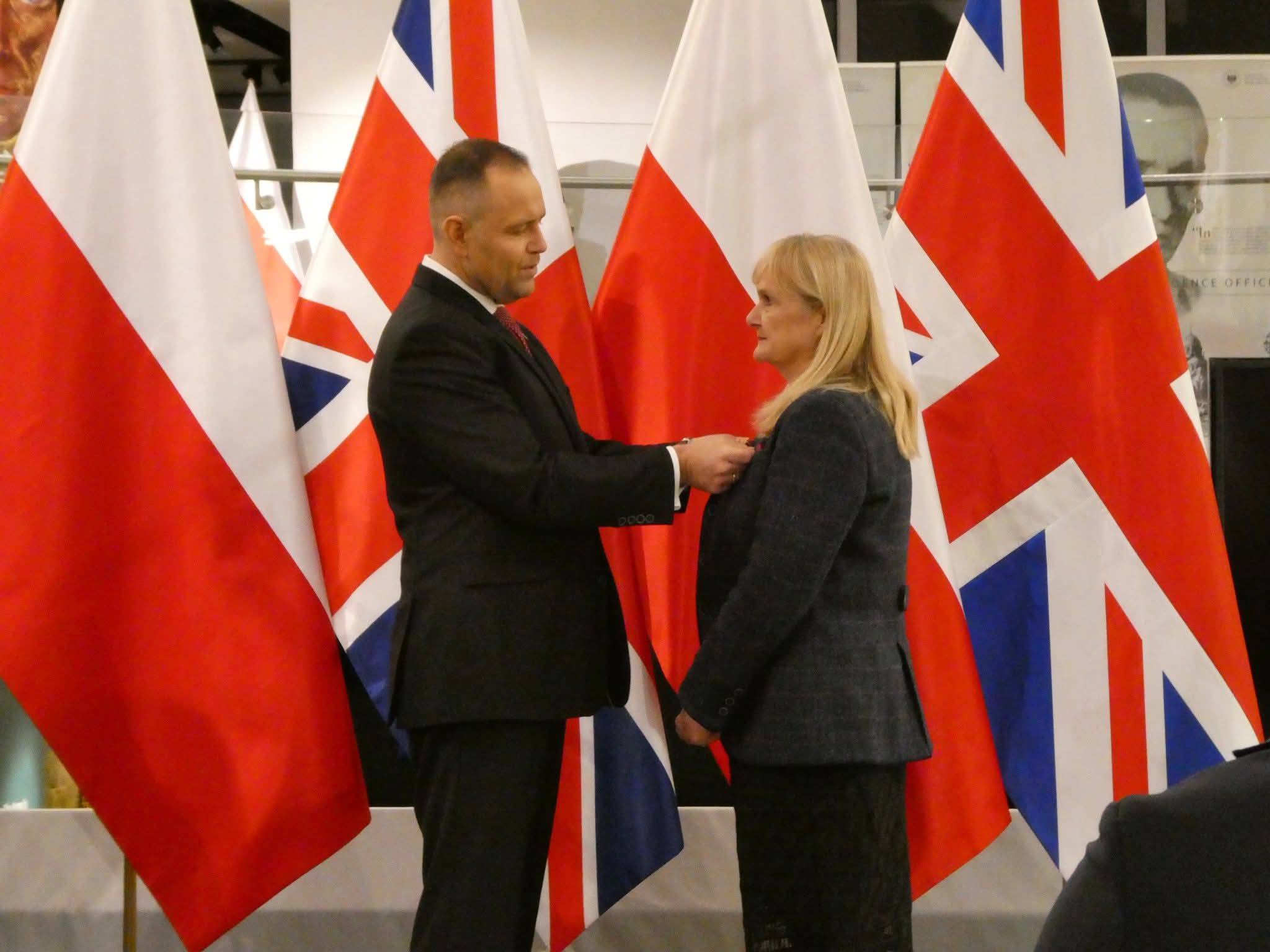 Dyrektor Biblioteki Polskiej POSK w Londynie uhonorowana przez prezydenta RP Złotym Krzyżem Zasługi