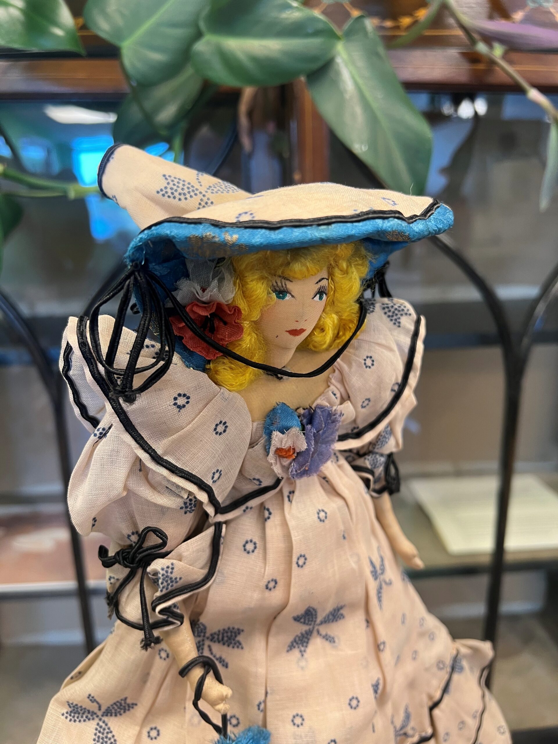 Abbie Lou, ręcznie uszyta lalka, która powstała podczas II wojny światowej w Teheranie w Polish Art Studio